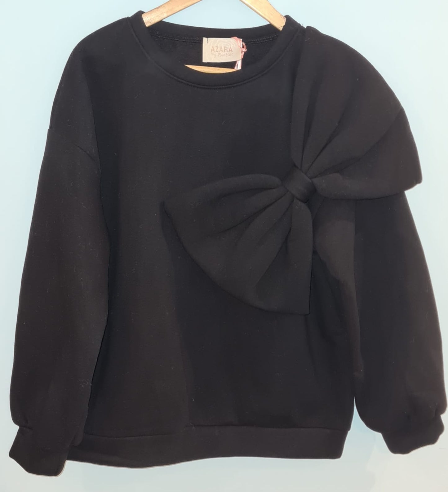 Bluza z dużą kokardą.